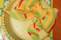 Tort verde cu funda  colorata/Green cake with colored ribbon
